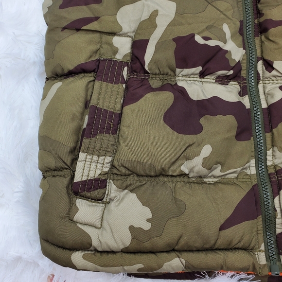 Old Navy Camouflage Puffer Vest with Vibrant Lining Boys M/8 Juniors - Picture 4 of 10